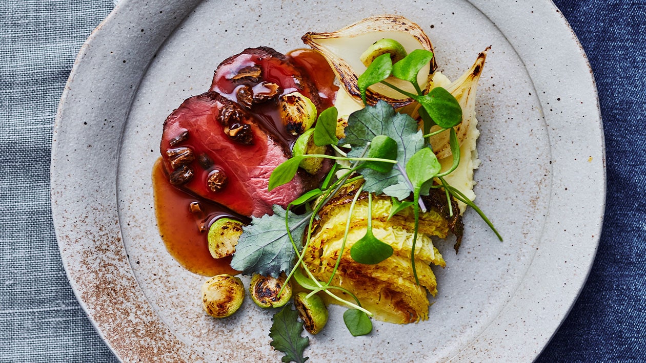 Hertenfilet met geroosterde savooien kool en morillesaus (op basis van rode wijn saus) Hertenfilet met geroosterde savooien kool en morillesaus (op basis van rode wijn saus)